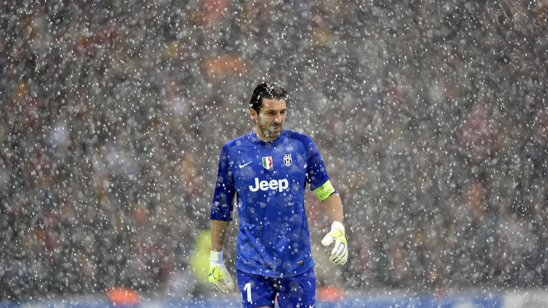 球场幕后：比赛当天的幕后工作揭秘，足球幕后操纵